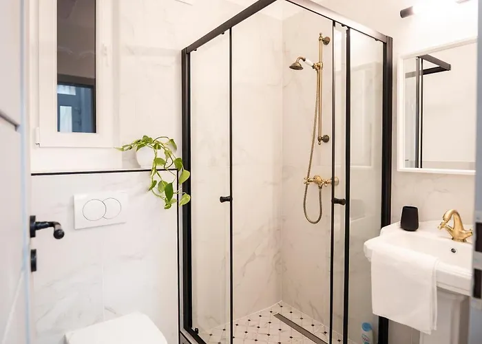 Garden Retreat For Two! Brand New I
