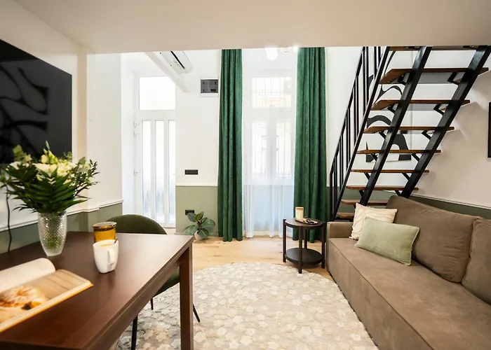 Garden Retreat For Two! Brand New I