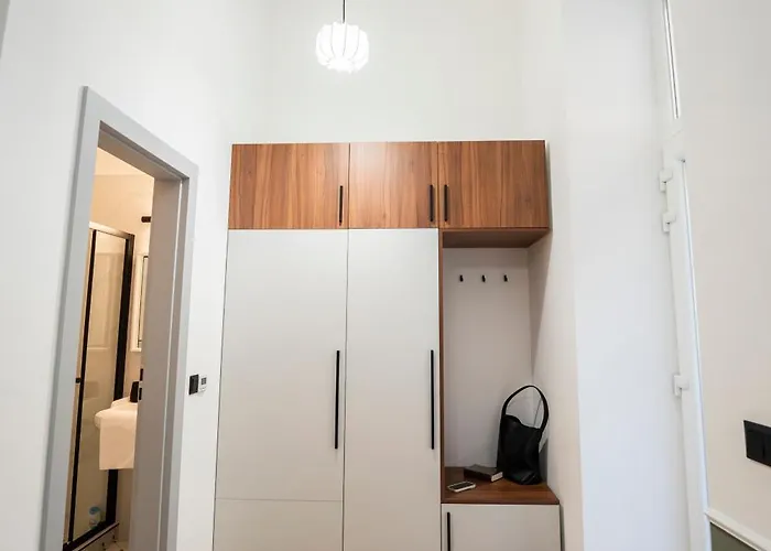 Garden Retreat For Two! Brand New I