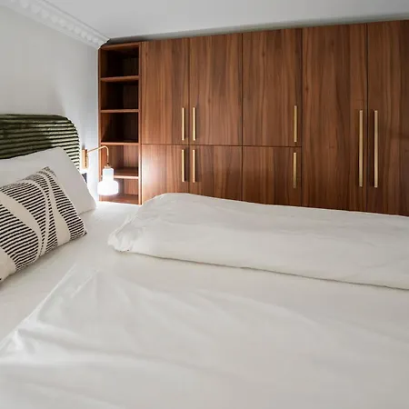 Garden Retreat For Two! Brand New I Daire