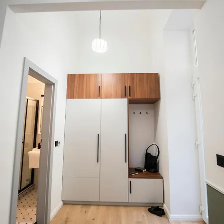 Garden Retreat For Two! Brand New I